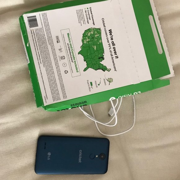 Cricket cel phone and headsets - Picture 4 of 4